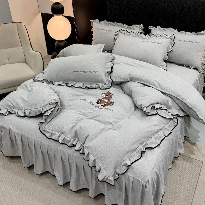 91家纺网 家纺一手货源 找家纺 艺玲家纺 2026新款提花色织麻刺绣花边四件套 马到成功-浅灰