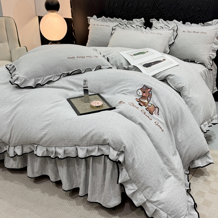 91家纺网 家纺一手货源 找家纺 艺玲家纺 2026新款提花色织麻刺绣花边四件套 马到成功-浅灰