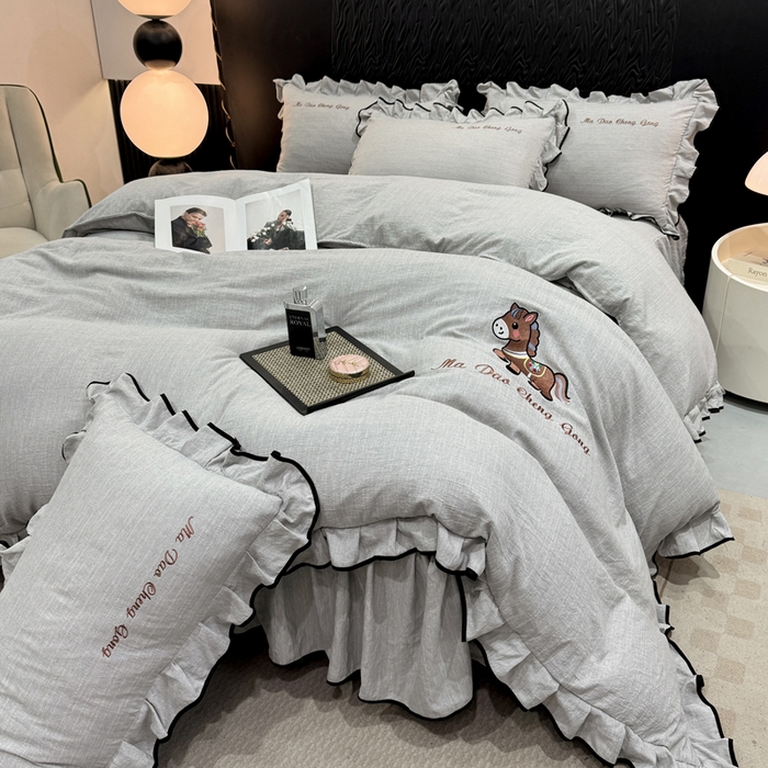 91家纺网 家纺一手货源 找家纺 艺玲家纺 2026新款提花色织麻刺绣花边四件套 马到成功-浅灰