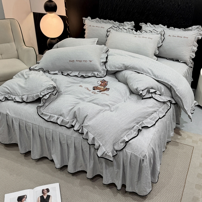 91家纺网 家纺一手货源 找家纺 艺玲家纺 2026新款提花色织麻刺绣花边四件套 马到成功-浅灰