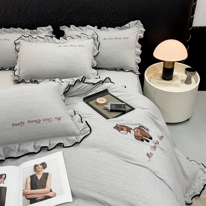 91家纺网 家纺一手货源 找家纺 艺玲家纺 2026新款提花色织麻刺绣花边四件套 马到成功-浅灰