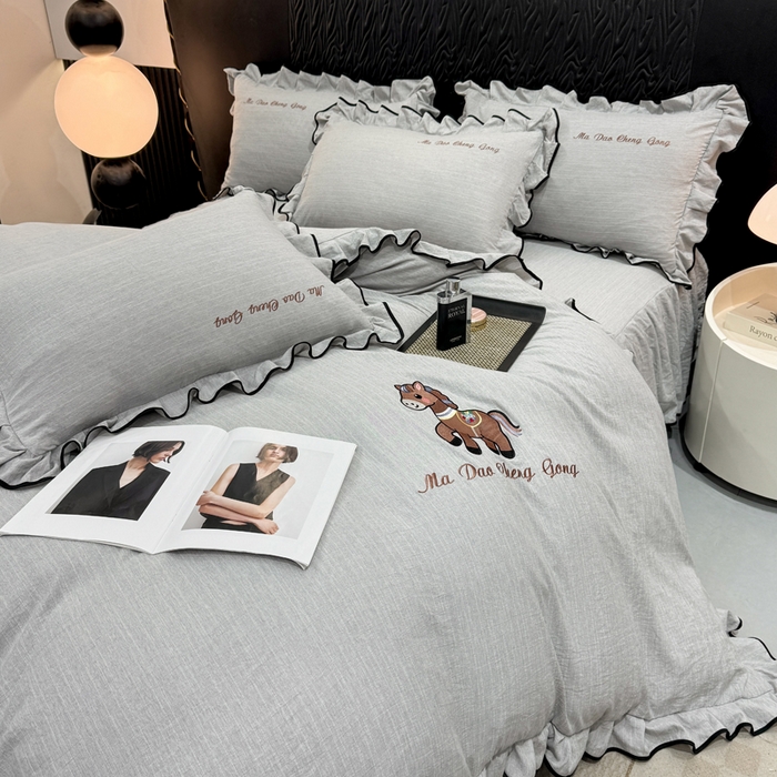 91家纺网 家纺一手货源 找家纺 艺玲家纺 2026新款提花色织麻刺绣花边四件套 马到成功-浅灰