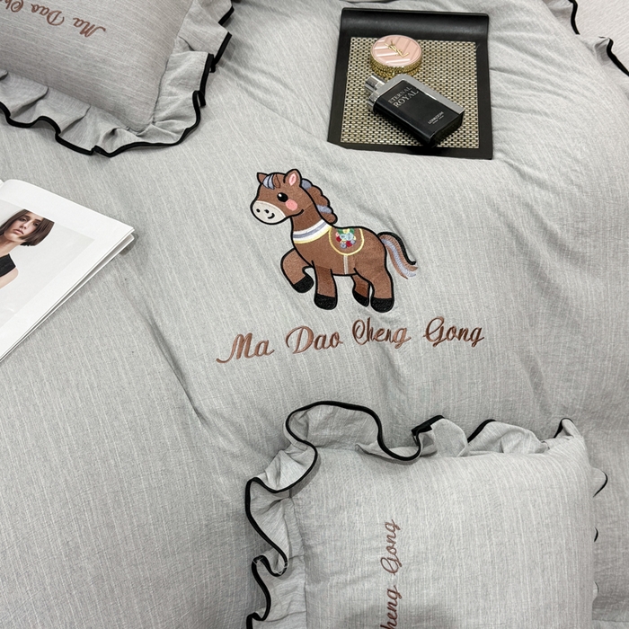 91家纺网 家纺一手货源 找家纺 艺玲家纺 2026新款提花色织麻刺绣花边四件套 马到成功-浅灰