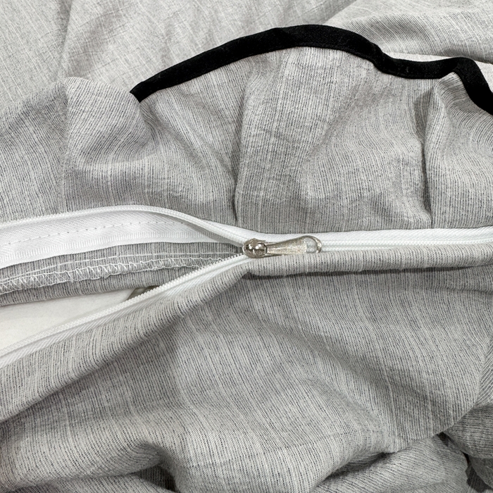 91家纺网 家纺一手货源 找家纺 艺玲家纺 2026新款提花色织麻刺绣花边四件套 马到成功-浅灰