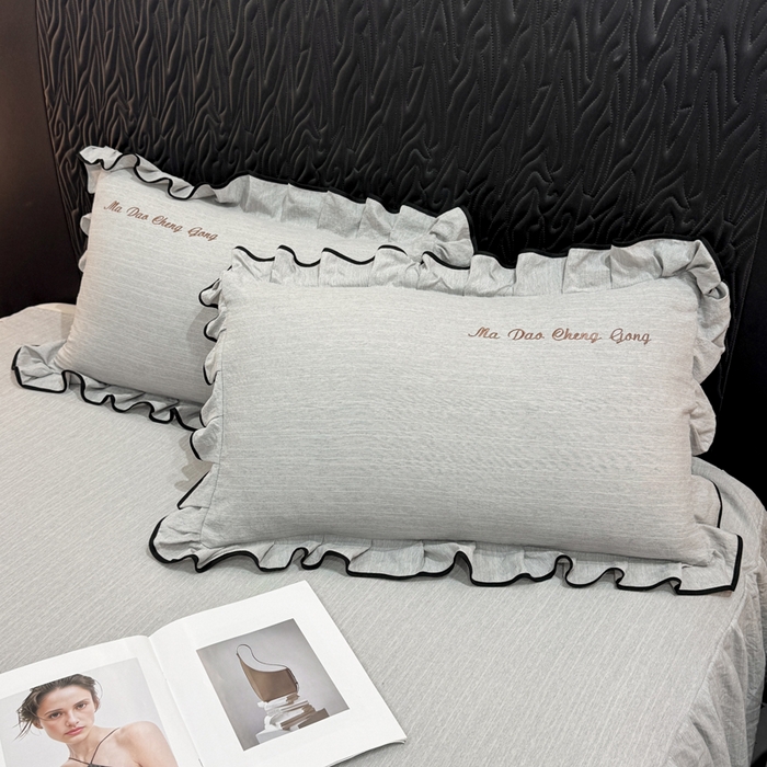 91家纺网 家纺一手货源 找家纺 艺玲家纺 2026新款提花色织麻刺绣花边四件套 马到成功-浅灰