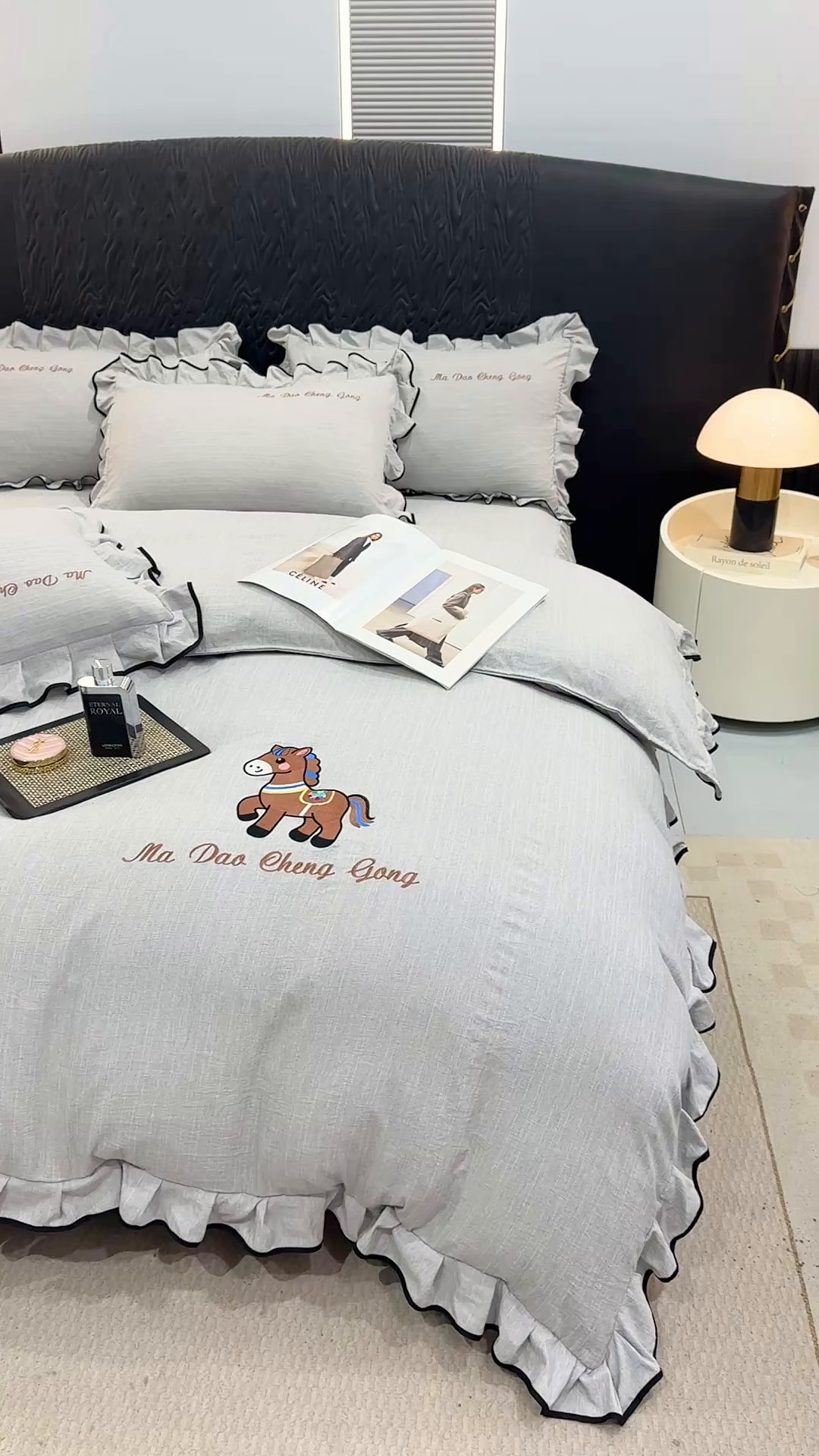 91家纺网 家纺一手货源 找家纺 艺玲家纺 2026新款提花色织麻刺绣花边四件套 马到成功-浅灰