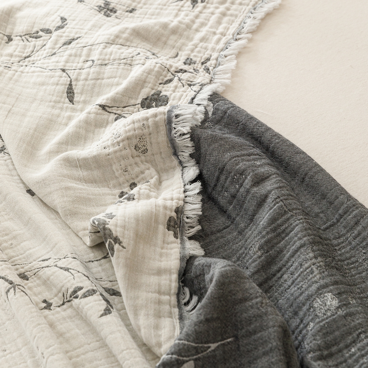 91家纺网 家纺一手货源 找家纺 朴尔家纺-毛巾被 2026新款全棉60s精细纱流苏花边四层纱布毛巾被 兰草情