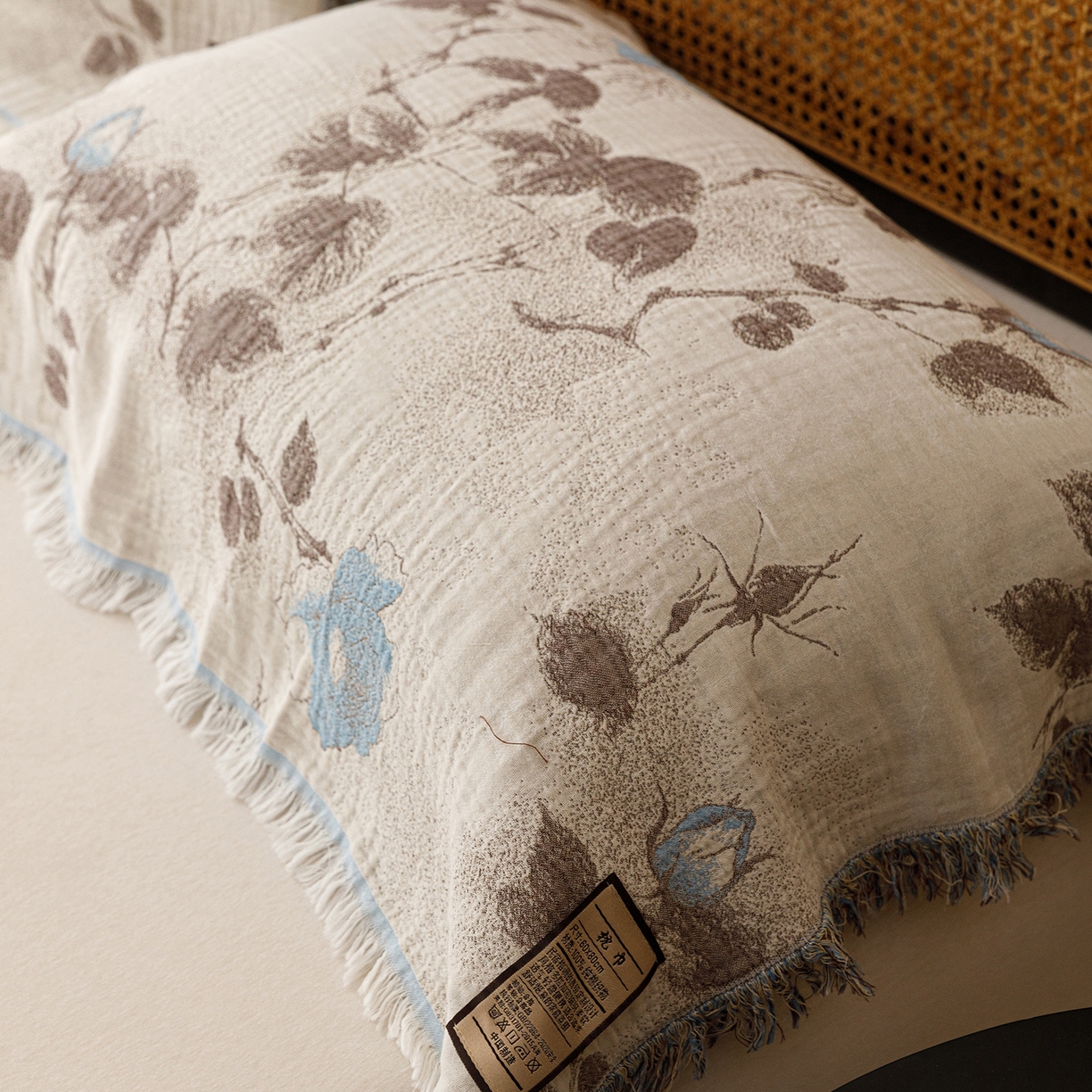 91家纺网 家纺一手货源 找家纺 朴尔家纺-毛巾被 2026新款全棉60s精细纱流苏花边四层纱布毛巾被 蓝色随想