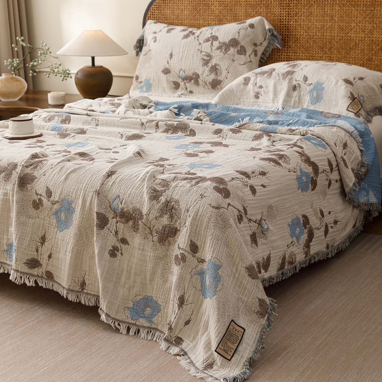 91家纺网 家纺一手货源 找家纺 朴尔家纺-毛巾被 2026新款全棉60s精细纱流苏花边四层纱布毛巾被 蓝色随想