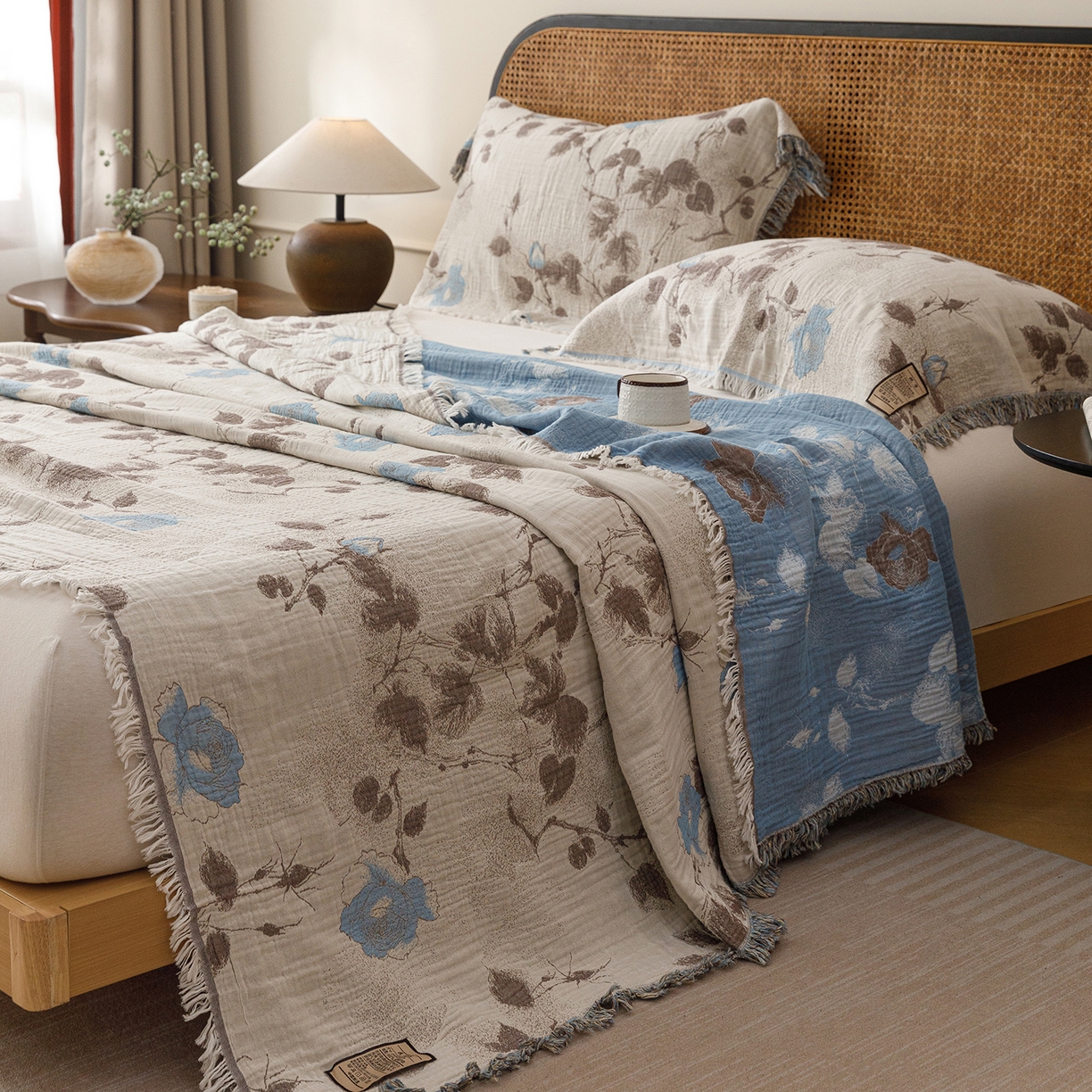 91家纺网 家纺一手货源 找家纺 朴尔家纺-毛巾被 2026新款全棉60s精细纱流苏花边四层纱布毛巾被 蓝色随想