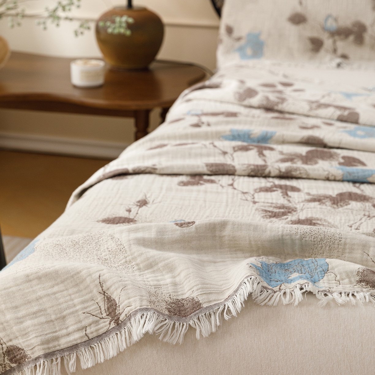 91家纺网 家纺一手货源 找家纺 朴尔家纺-毛巾被 2026新款全棉60s精细纱流苏花边四层纱布毛巾被 蓝色随想