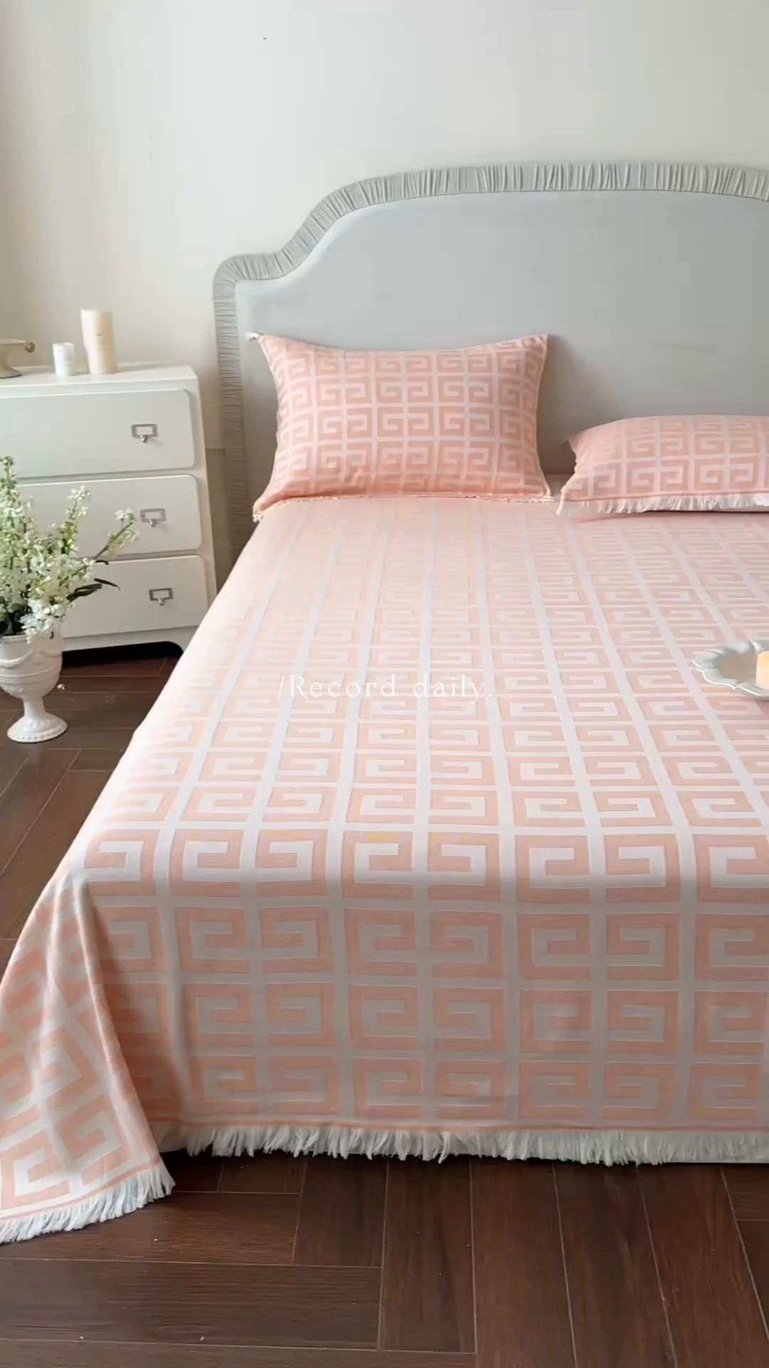 91家纺网 家纺一手货源 找家纺 朴尔家纺-毛巾被 2026新款长绒棉100s贡缎丝光棉纯棉流苏纱布毛巾被三件套 巴宝方格-橙粉