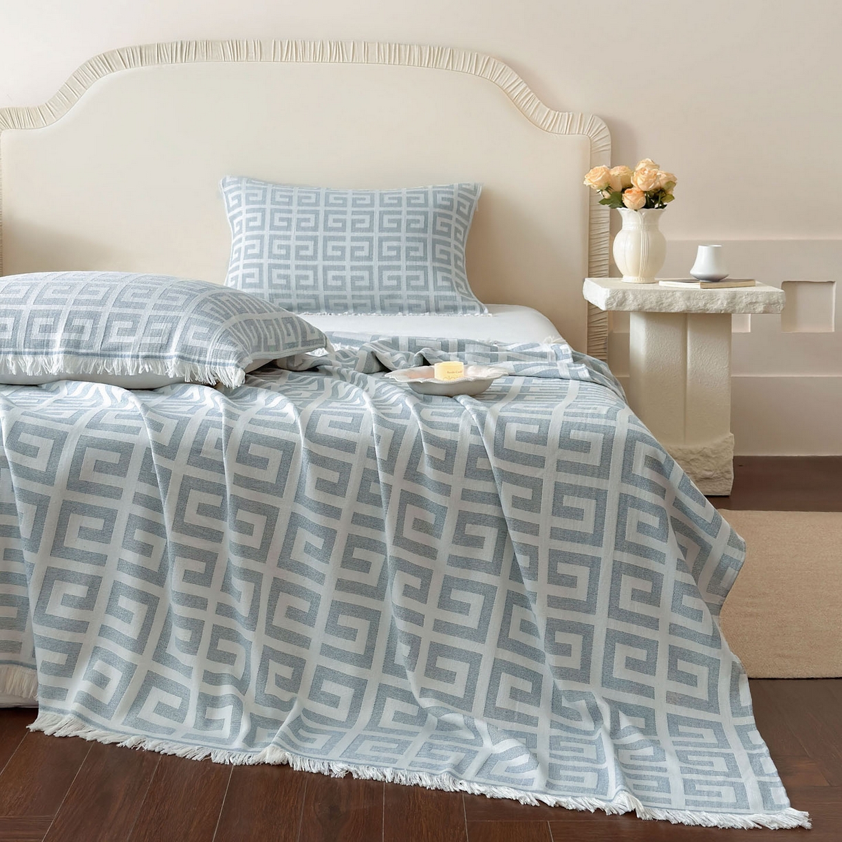 91家纺网 家纺一手货源 找家纺 朴尔家纺-毛巾被 2026新款长绒棉100s贡缎丝光棉纯棉流苏纱布毛巾被三件套 巴宝方格-蓝