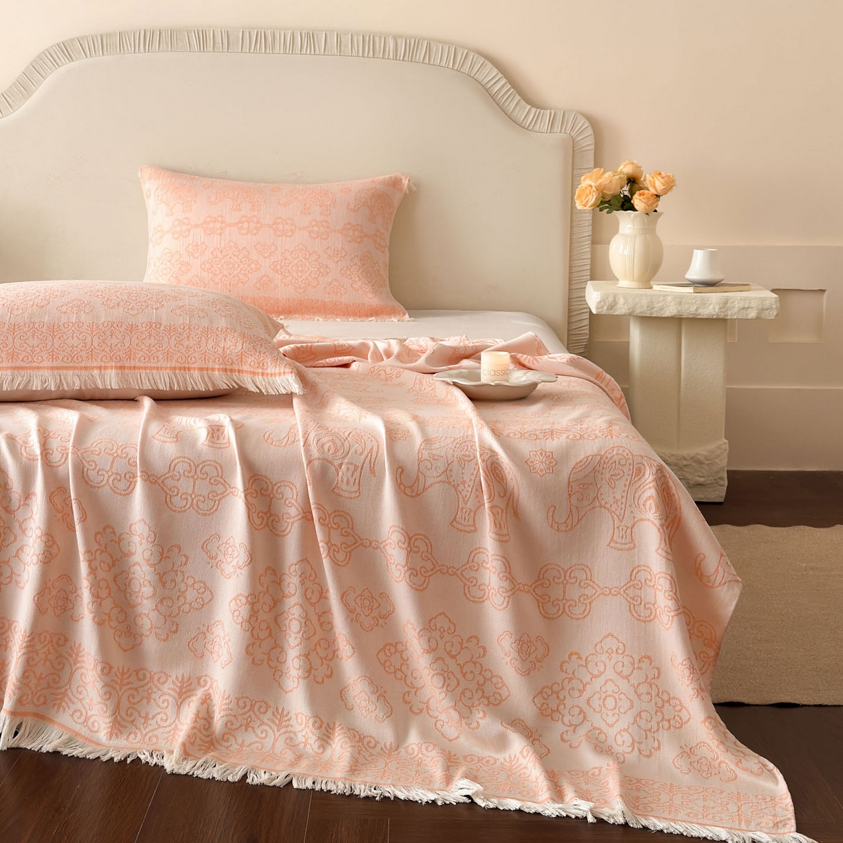 91家纺网 家纺一手货源 找家纺 朴尔家纺-毛巾被 2026新款长绒棉100s贡缎丝光棉纯棉流苏纱布毛巾被三件套 皇室吉象-橙粉