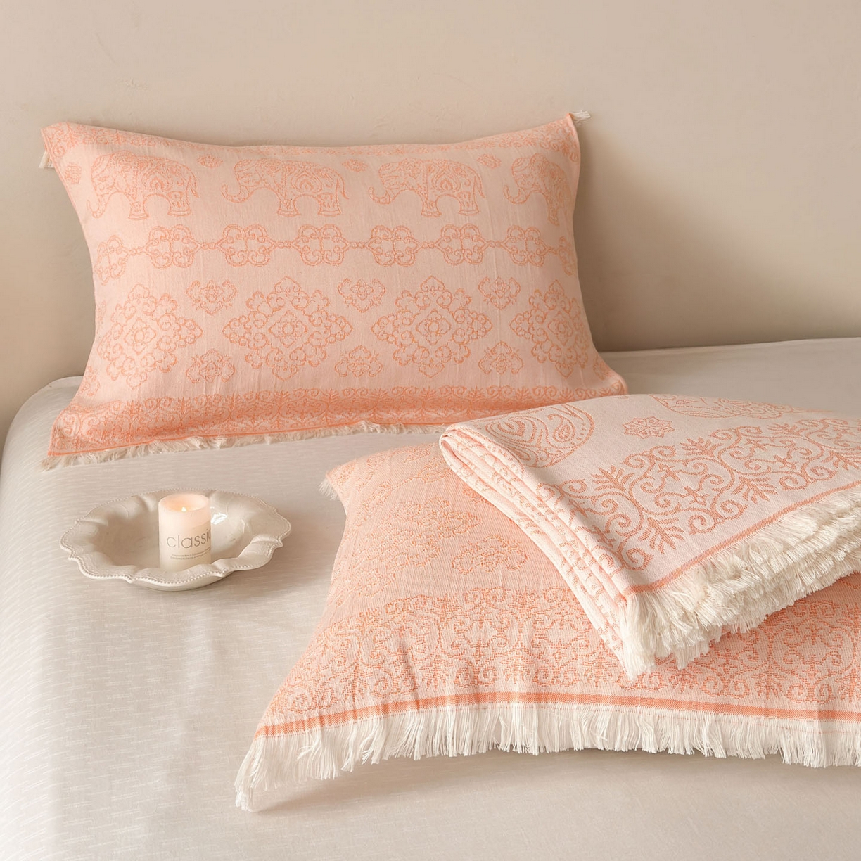 91家纺网 家纺一手货源 找家纺 朴尔家纺-毛巾被 2026新款长绒棉100s贡缎丝光棉纯棉流苏纱布毛巾被三件套 皇室吉象-橙粉