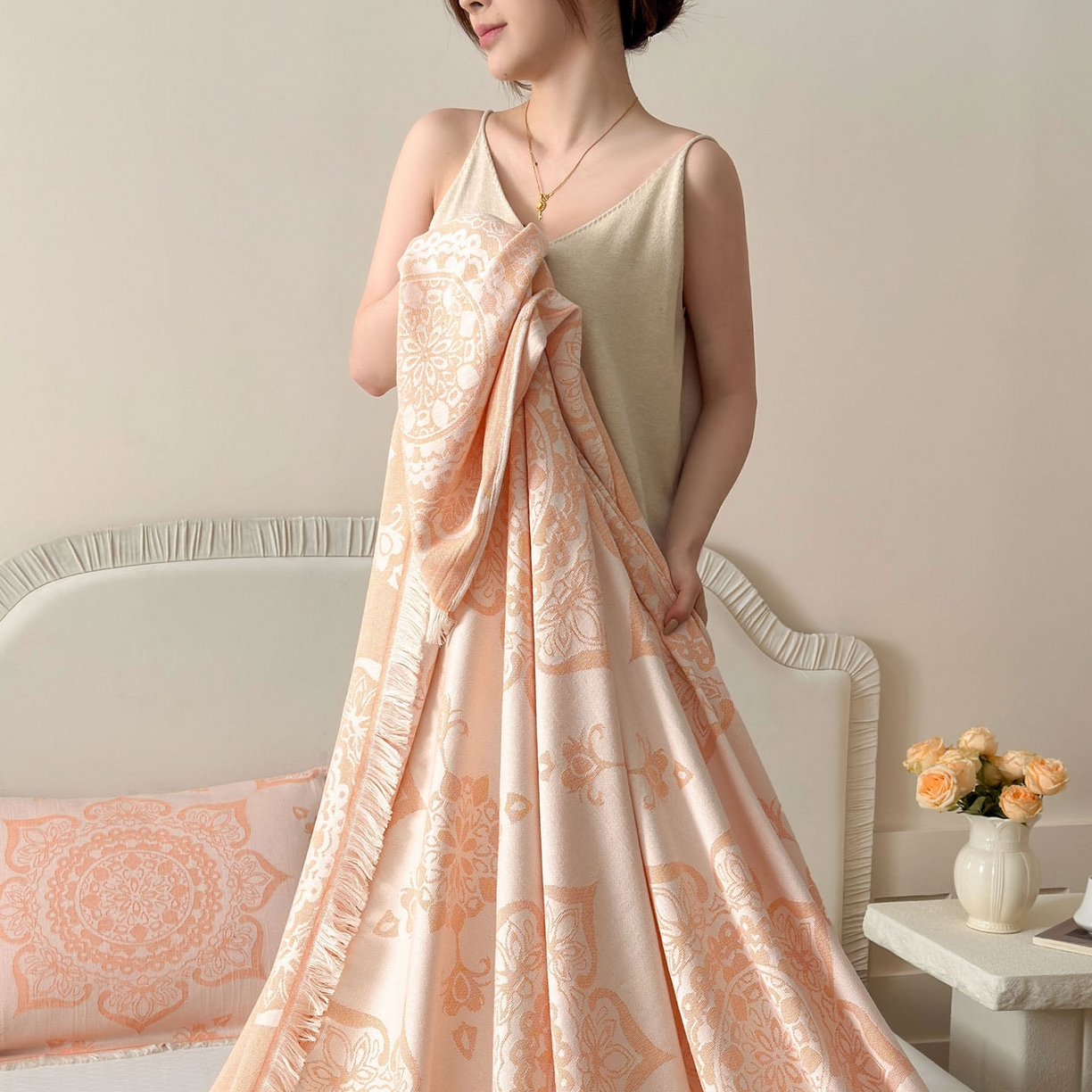 91家纺网 家纺一手货源 找家纺 朴尔家纺-毛巾被 2026新款长绒棉100s贡缎丝光棉纯棉流苏纱布毛巾被三件套 优雅欧纹-橙粉