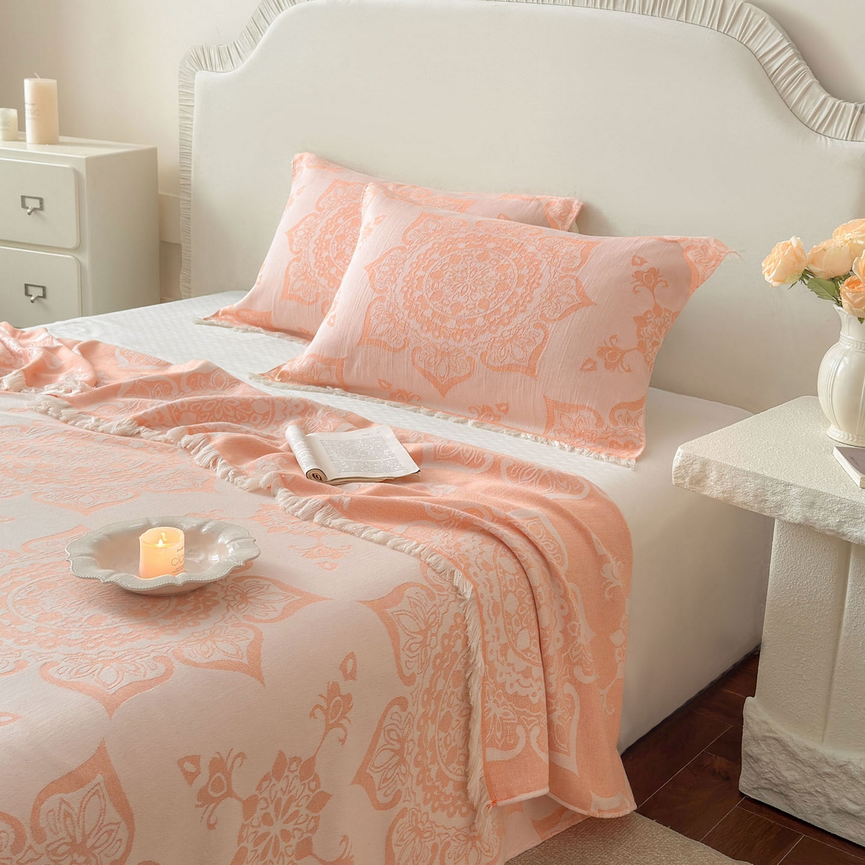 91家纺网 家纺一手货源 找家纺 朴尔家纺-毛巾被 2026新款长绒棉100s贡缎丝光棉纯棉流苏纱布毛巾被三件套 优雅欧纹-橙粉