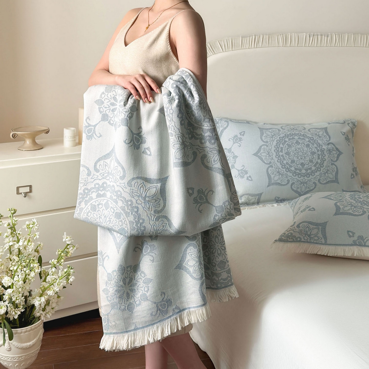 91家纺网 家纺一手货源 找家纺 朴尔家纺-毛巾被 2026新款长绒棉100s贡缎丝光棉纯棉流苏纱布毛巾被三件套 优雅欧纹-蓝