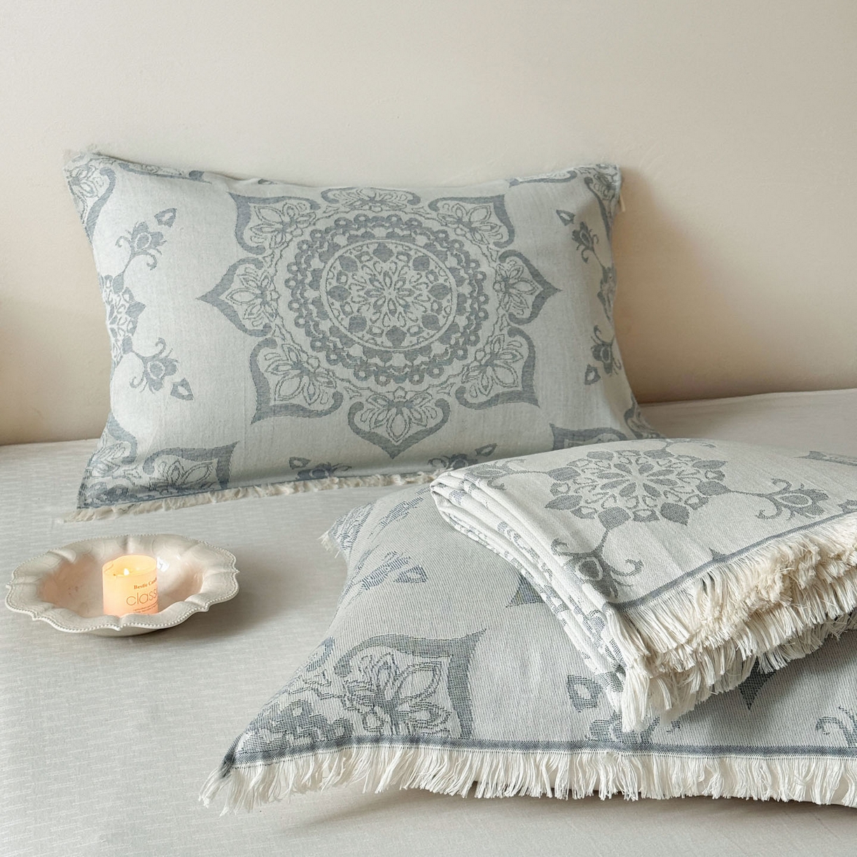 91家纺网 家纺一手货源 找家纺 朴尔家纺-毛巾被 2026新款长绒棉100s贡缎丝光棉纯棉流苏纱布毛巾被三件套 优雅欧纹-蓝