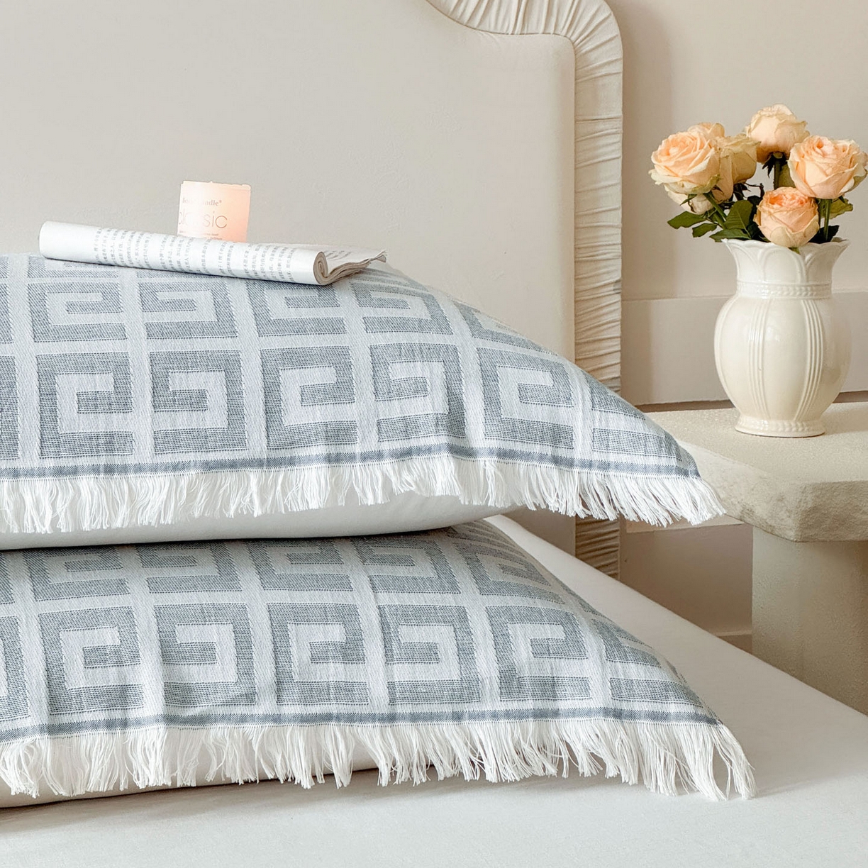 91家纺网 家纺一手货源 找家纺 朴尔家纺-毛巾被 2026新款长绒棉100s贡缎丝光棉纯棉流苏纱布枕巾 巴宝方格-蓝