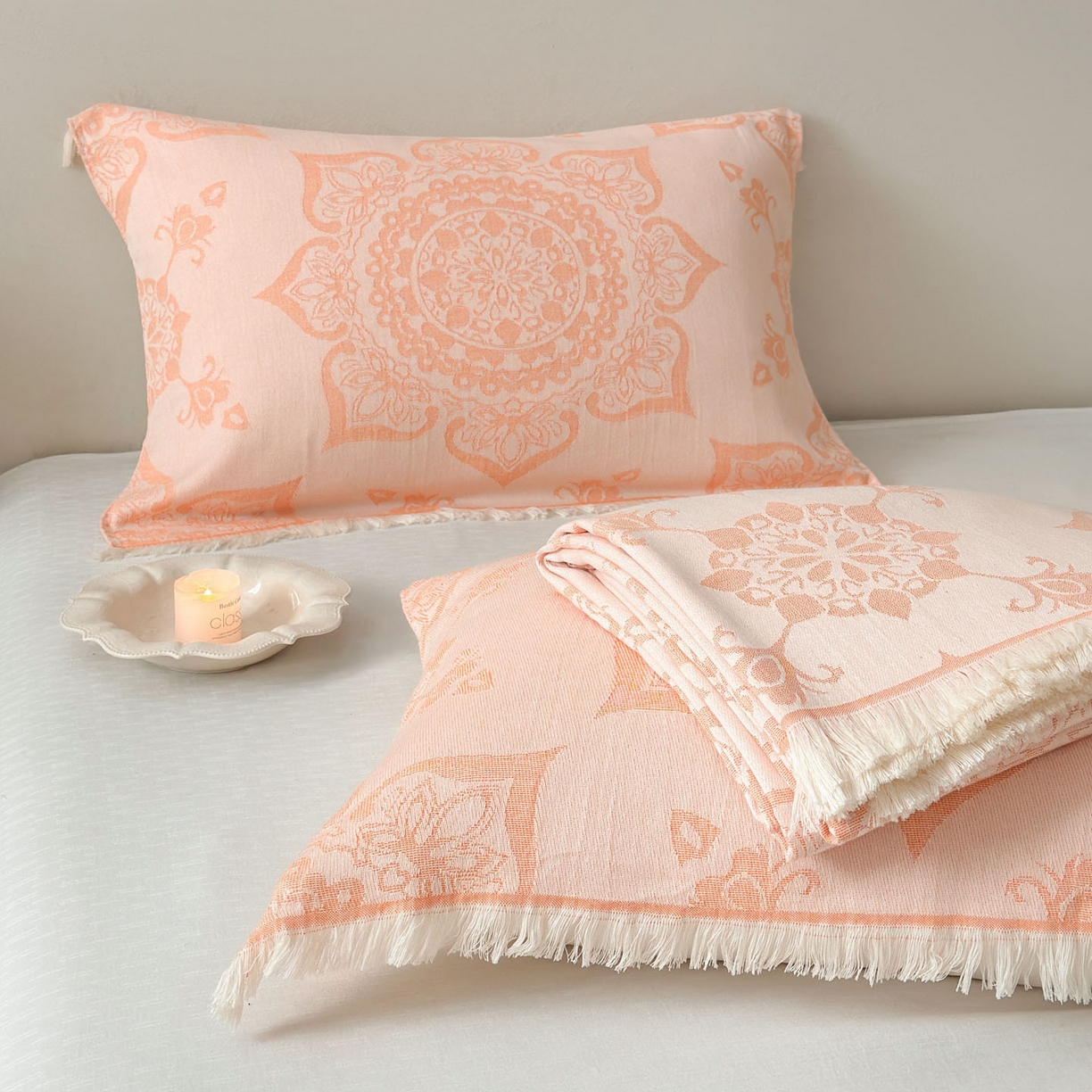 91家纺网 家纺一手货源 找家纺 朴尔家纺-毛巾被 2026新款长绒棉100s贡缎丝光棉纯棉流苏纱布枕巾 优雅欧纹-橙粉