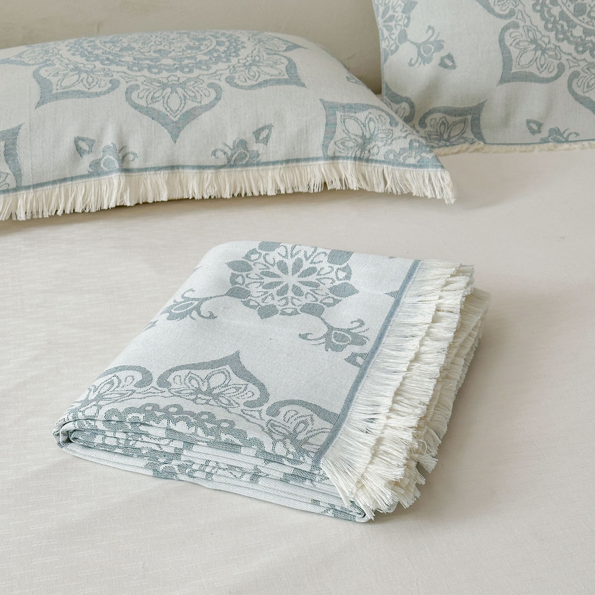 91家纺网 家纺一手货源 找家纺 朴尔家纺-毛巾被 2026新款长绒棉100s贡缎丝光棉纯棉流苏纱布枕巾 优雅欧纹-蓝