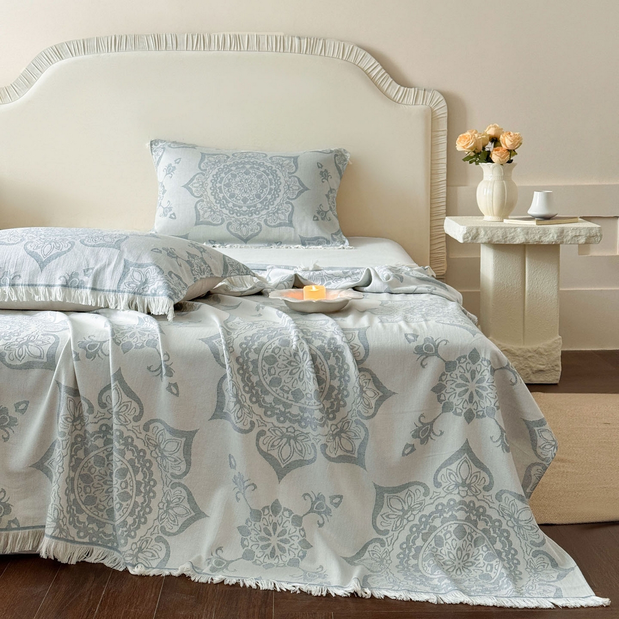 91家纺网 家纺一手货源 找家纺 朴尔家纺-毛巾被 2026新款长绒棉100s贡缎丝光棉纯棉流苏纱布枕巾 优雅欧纹-蓝