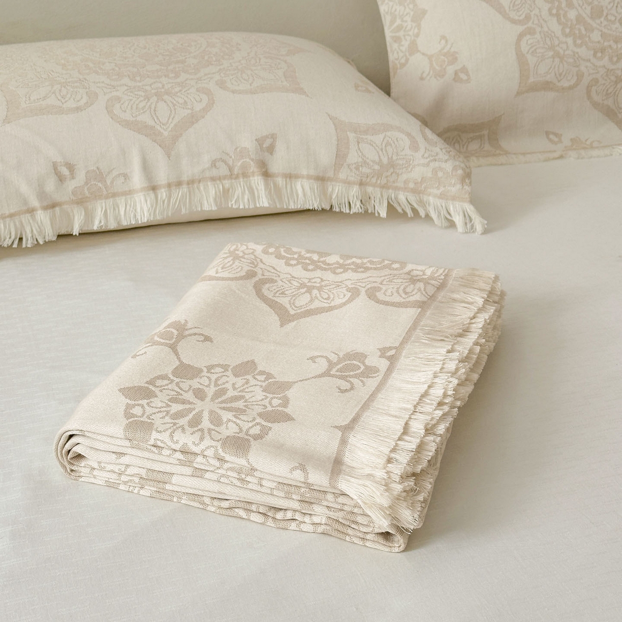 91家纺网 家纺一手货源 找家纺 朴尔家纺-毛巾被 2026新款长绒棉100s贡缎丝光棉纯棉流苏纱布枕巾 优雅欧纹-驼