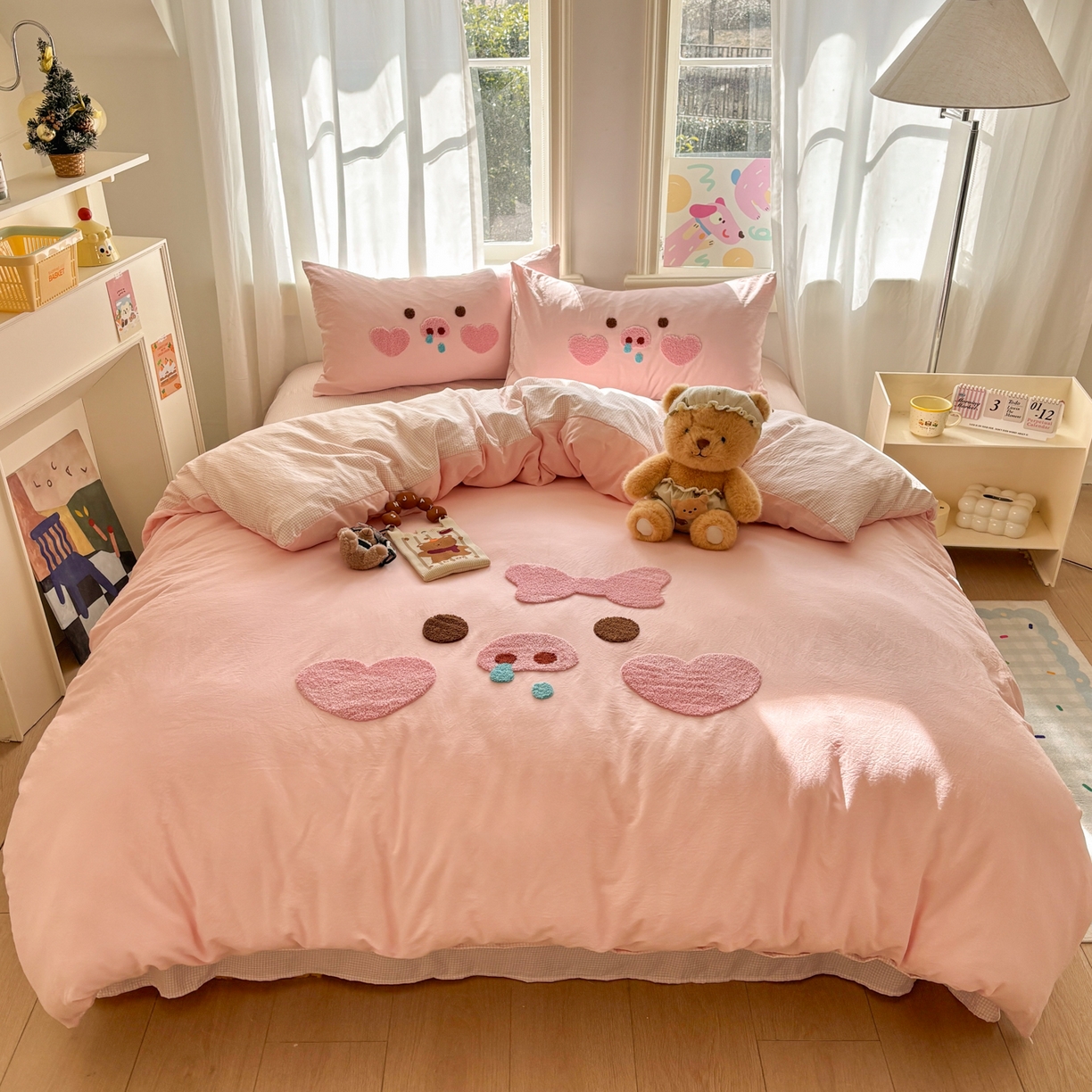 91家纺网 家纺一手货源 找家纺 色鬼布艺高端家居主号 2026新款古法毛巾绣四件套 爱心猪猪-粉