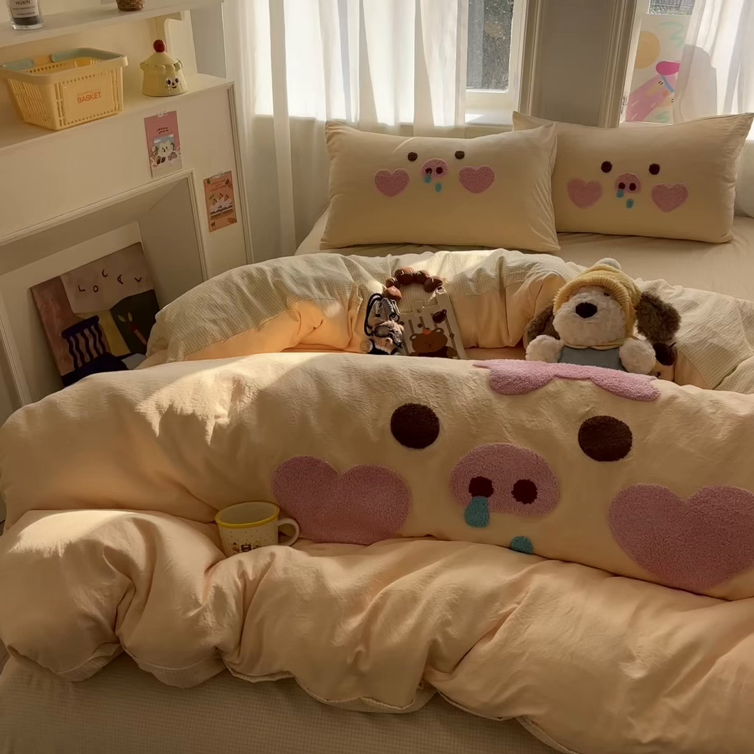 91家纺网 家纺一手货源 找家纺 色鬼布艺高端家居主号 2026新款古法毛巾绣四件套 爱心猪猪-黄