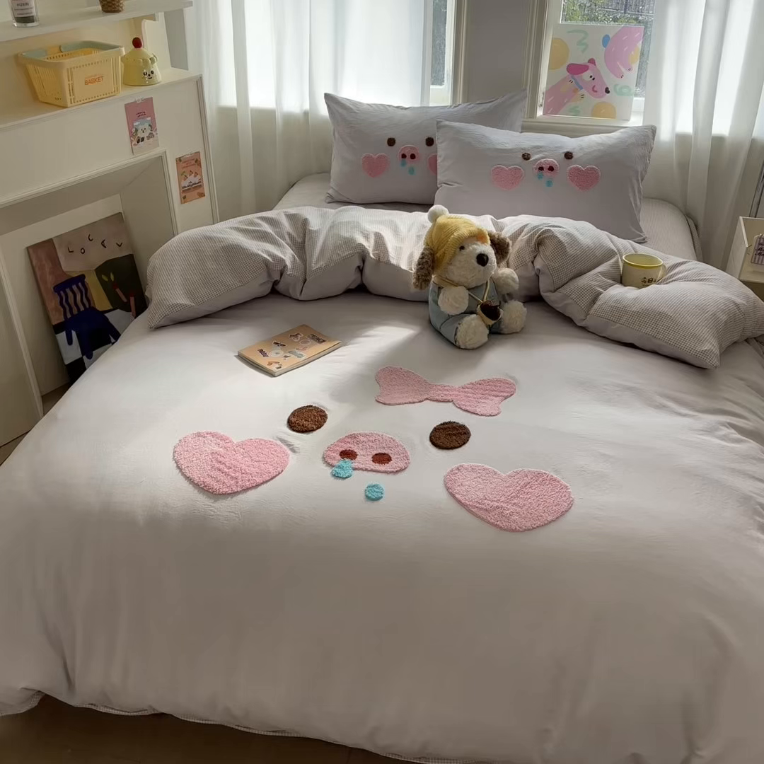 91家纺网 家纺一手货源 找家纺 色鬼布艺高端家居主号 2026新款古法毛巾绣四件套 爱心猪猪-灰