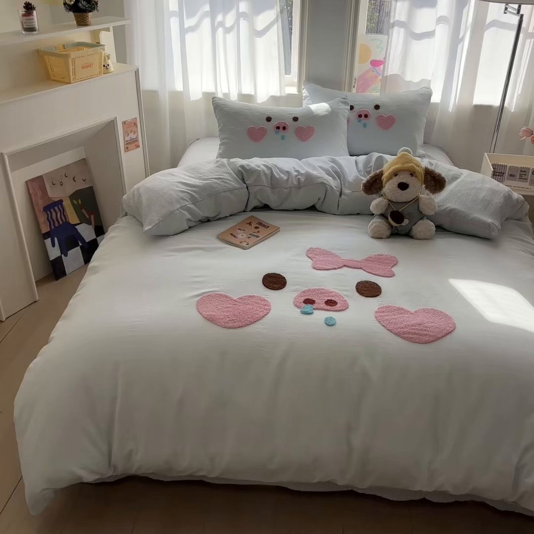 91家纺网 家纺一手货源 找家纺 色鬼布艺高端家居主号 2026新款古法毛巾绣四件套 爱心猪猪-蓝