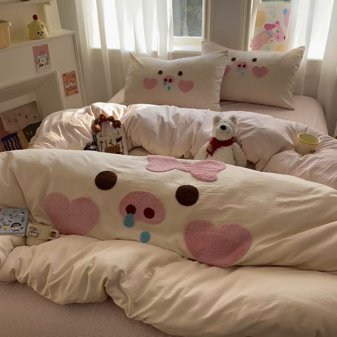 91家纺网 家纺一手货源 找家纺 色鬼布艺高端家居主号 2026新款古法毛巾绣四件套 爱心猪猪-香槟