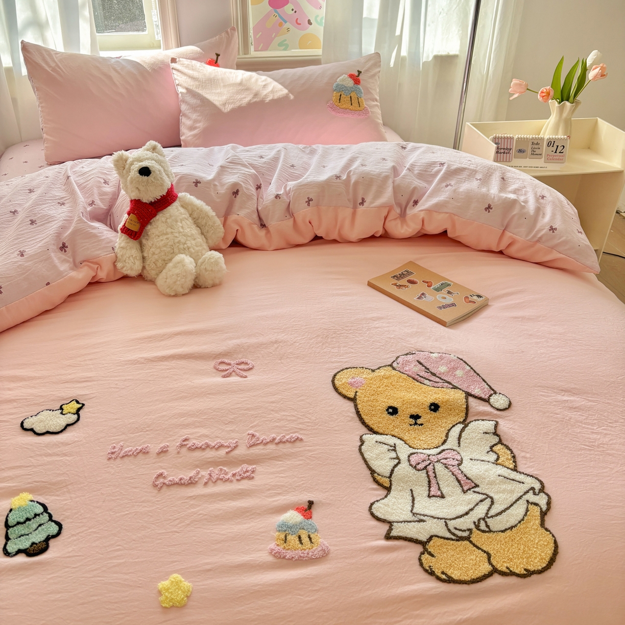 91家纺网 家纺一手货源 找家纺 色鬼布艺高端家居主号 2026新款古法毛巾绣四件套 蛋糕小熊-粉