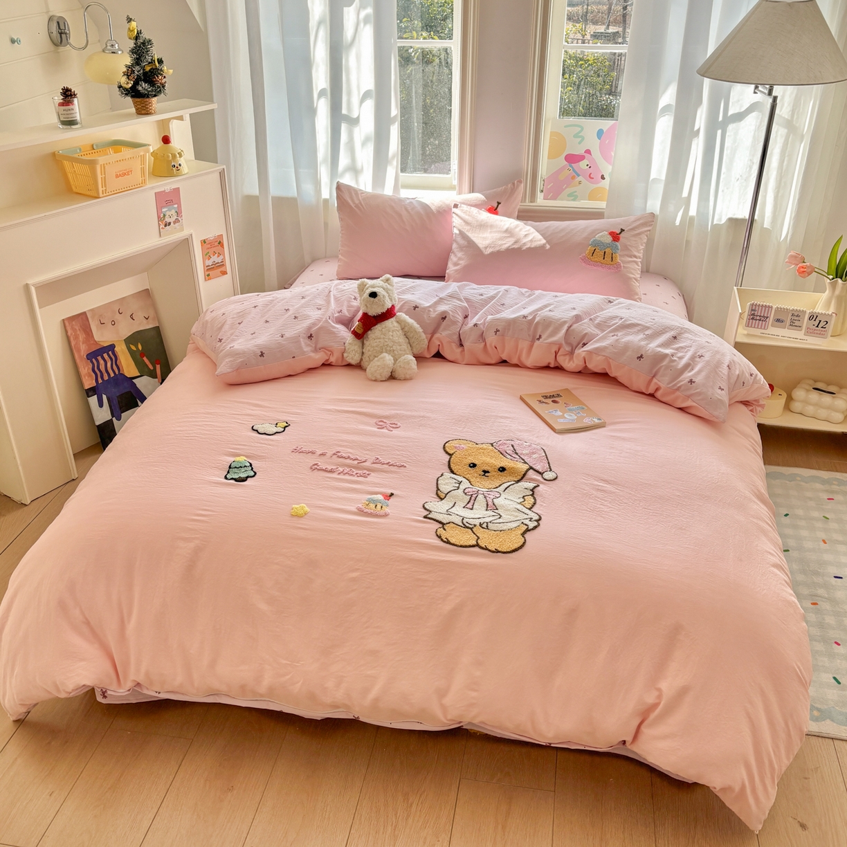 91家纺网 家纺一手货源 找家纺 色鬼布艺高端家居主号 2026新款古法毛巾绣四件套 蛋糕小熊-粉