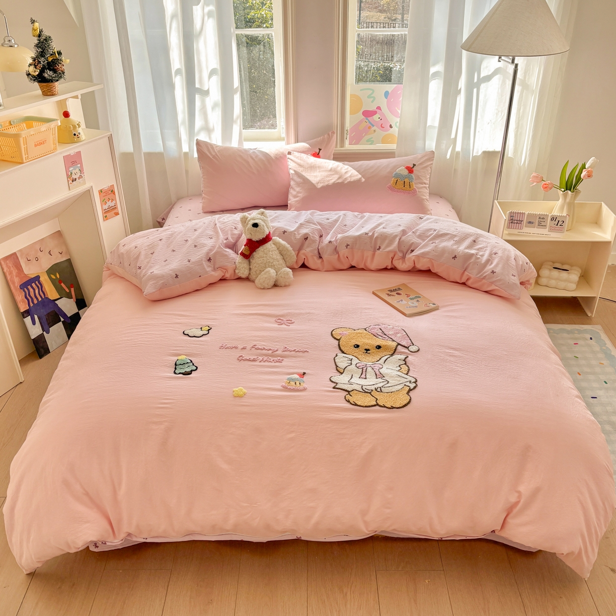 91家纺网 家纺一手货源 找家纺 色鬼布艺高端家居主号 2026新款古法毛巾绣四件套 蛋糕小熊-粉