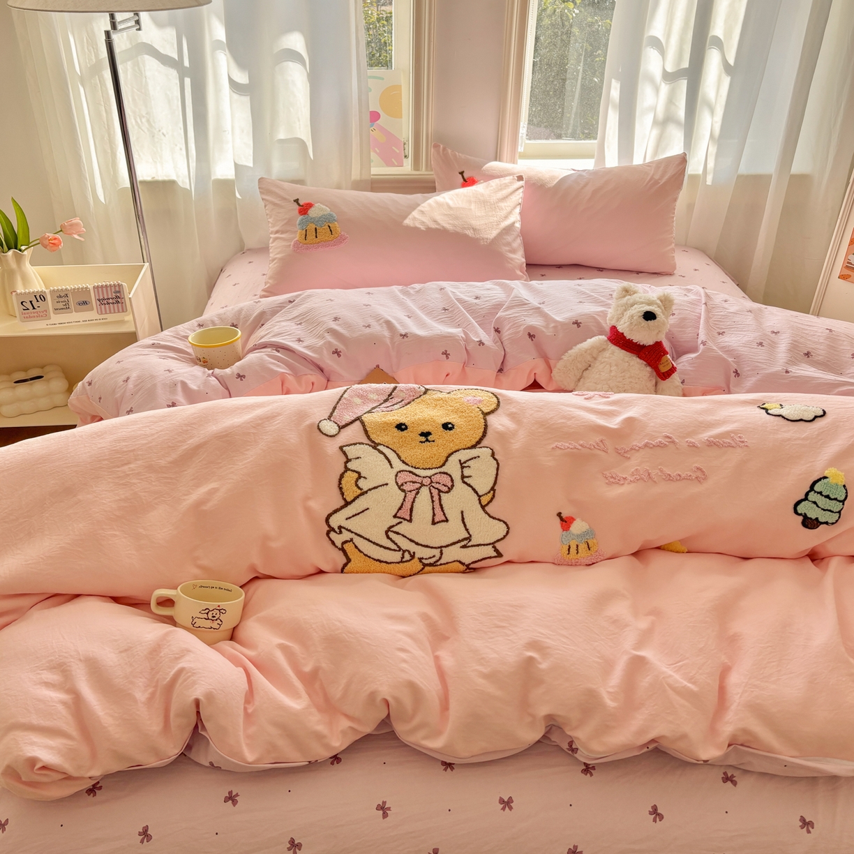 91家纺网 家纺一手货源 找家纺 色鬼布艺高端家居主号 2026新款古法毛巾绣四件套 蛋糕小熊-粉