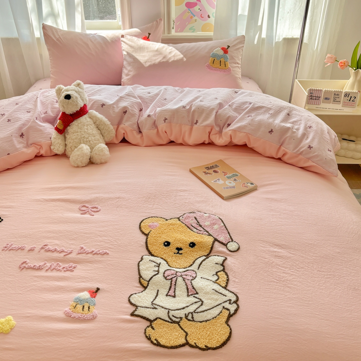 91家纺网 家纺一手货源 找家纺 色鬼布艺高端家居主号 2026新款古法毛巾绣四件套 蛋糕小熊-粉