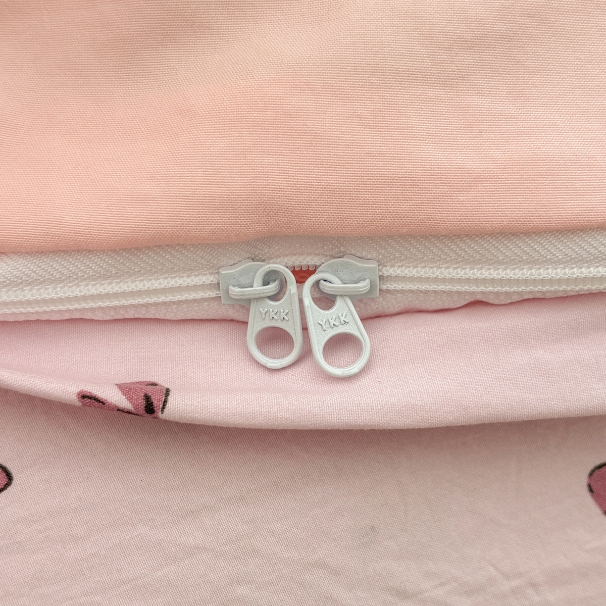 91家纺网 家纺一手货源 找家纺 色鬼布艺高端家居主号 2026新款古法毛巾绣四件套 蛋糕小熊-粉