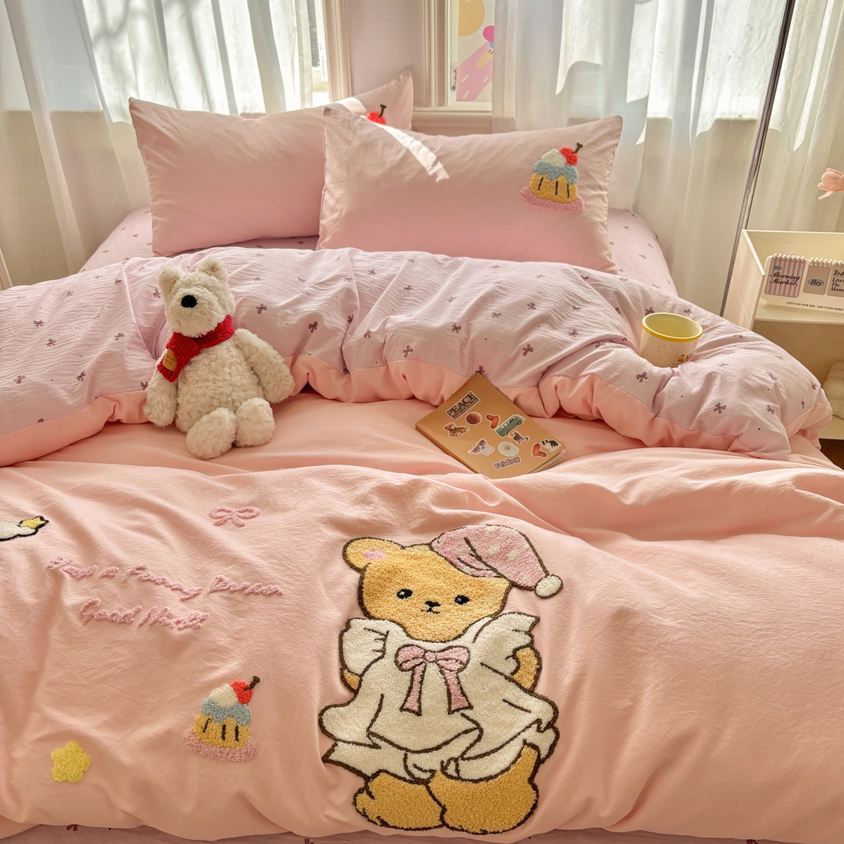 91家纺网 家纺一手货源 找家纺 色鬼布艺高端家居主号 2026新款古法毛巾绣四件套 蛋糕小熊-粉