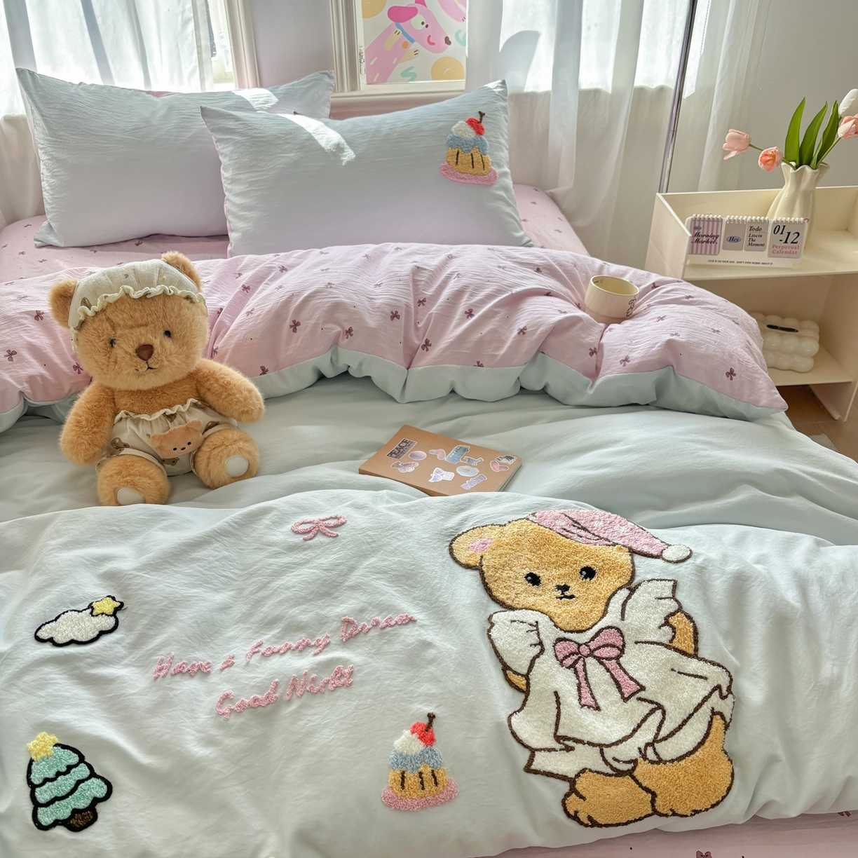 91家纺网 家纺一手货源 找家纺 色鬼布艺高端家居主号 2026新款古法毛巾绣四件套 蛋糕小熊-蓝