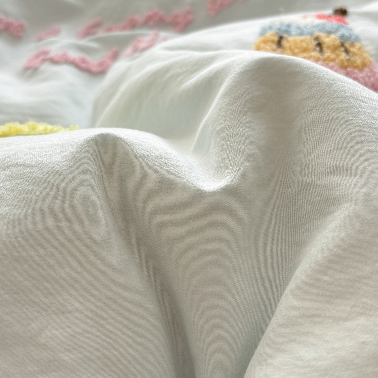 91家纺网 家纺一手货源 找家纺 色鬼布艺高端家居主号 2026新款古法毛巾绣四件套 蛋糕小熊-蓝