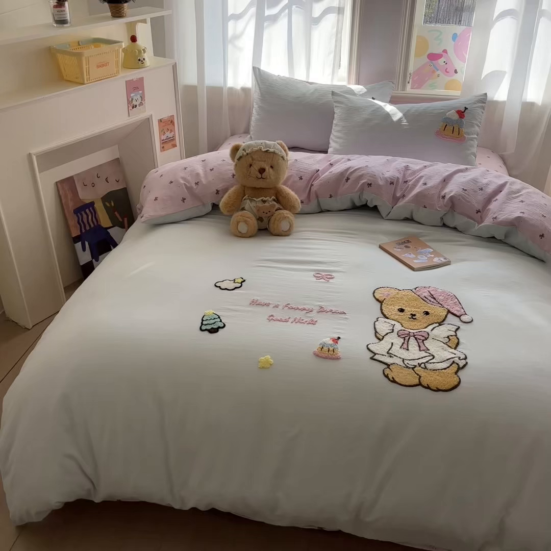 91家纺网 家纺一手货源 找家纺 色鬼布艺高端家居主号 2026新款古法毛巾绣四件套 蛋糕小熊-蓝