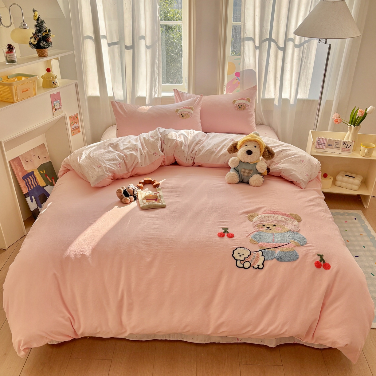 91家纺网 家纺一手货源 找家纺 色鬼布艺高端家居主号 2026新款古法毛巾绣四件套 樱桃小熊-粉