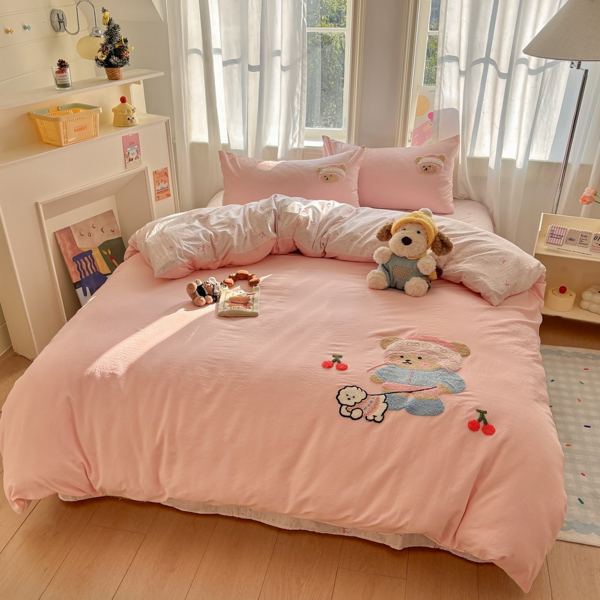 91家纺网 家纺一手货源 找家纺 色鬼布艺高端家居主号 2026新款古法毛巾绣四件套 樱桃小熊-粉