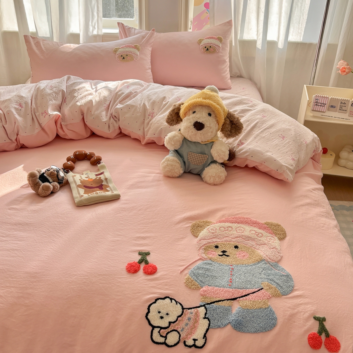 91家纺网 家纺一手货源 找家纺 色鬼布艺高端家居主号 2026新款古法毛巾绣四件套 樱桃小熊-粉