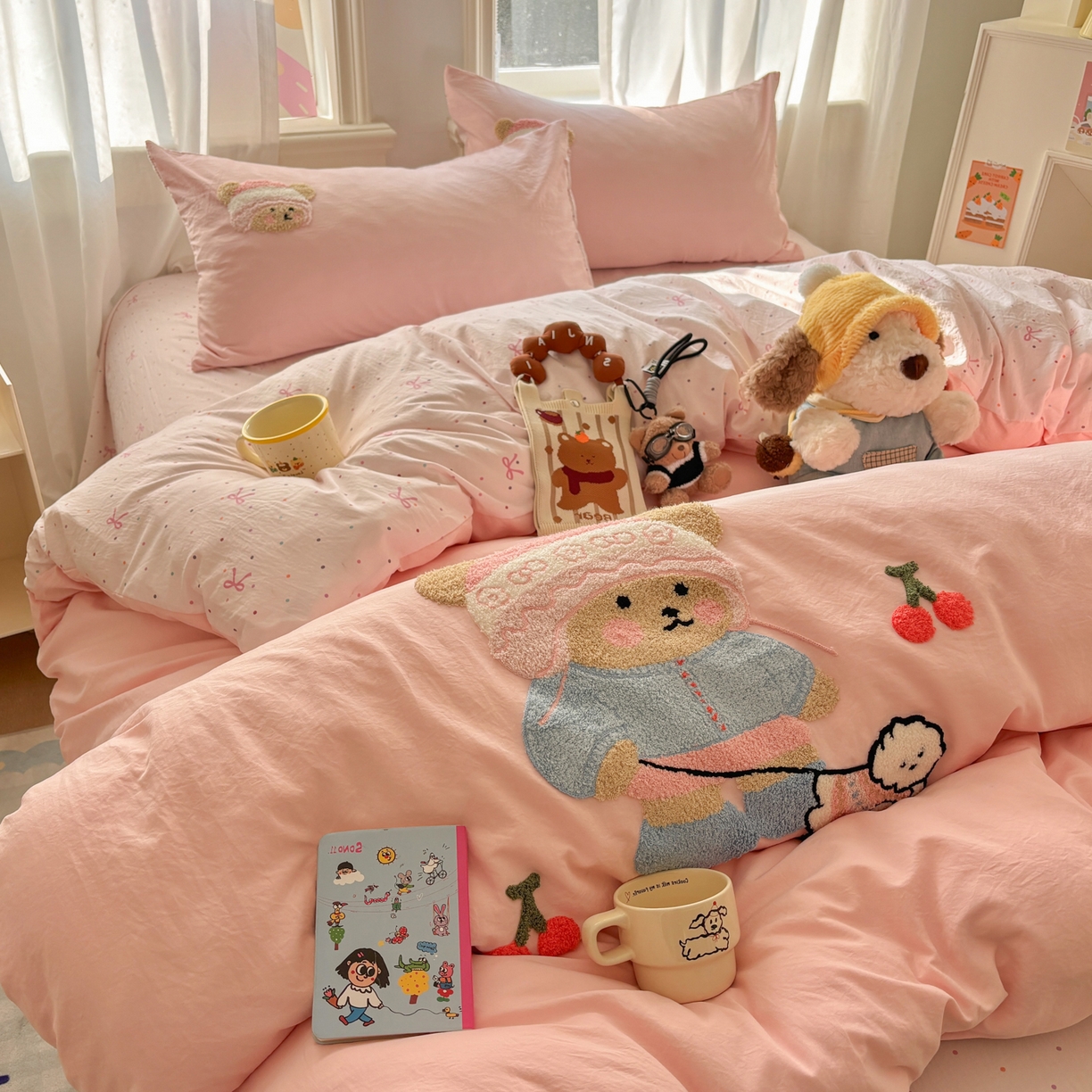 91家纺网 家纺一手货源 找家纺 色鬼布艺高端家居主号 2026新款古法毛巾绣四件套 樱桃小熊-粉