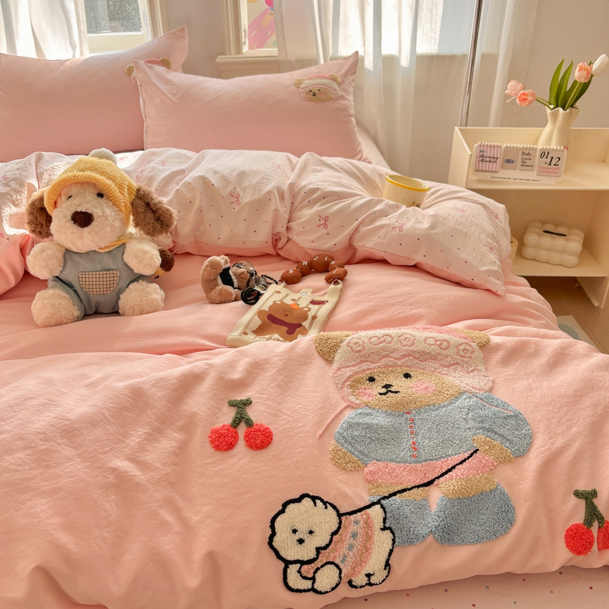 91家纺网 家纺一手货源 找家纺 色鬼布艺高端家居主号 2026新款古法毛巾绣四件套 樱桃小熊-粉