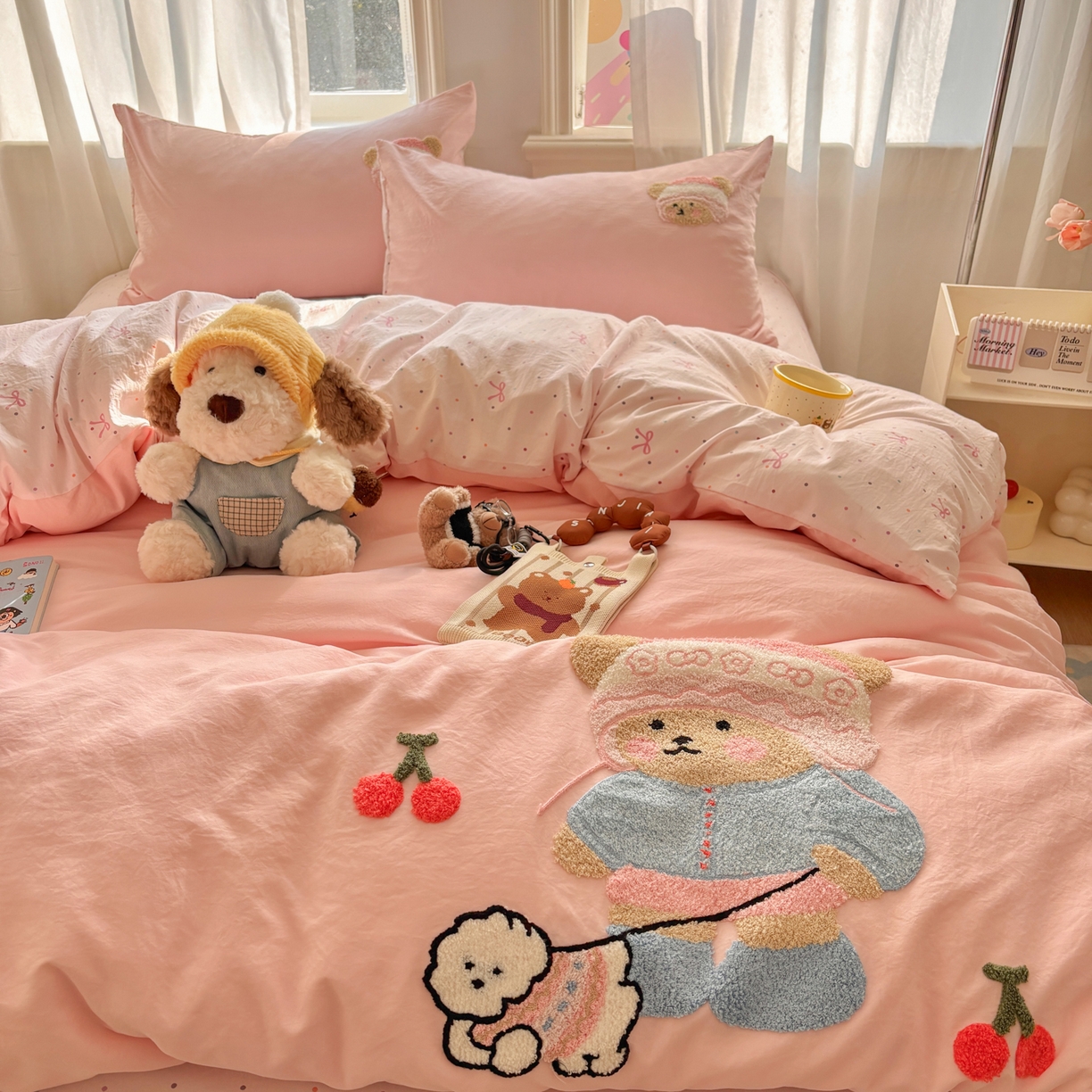 91家纺网 家纺一手货源 找家纺 色鬼布艺高端家居主号 2026新款古法毛巾绣四件套 樱桃小熊-粉