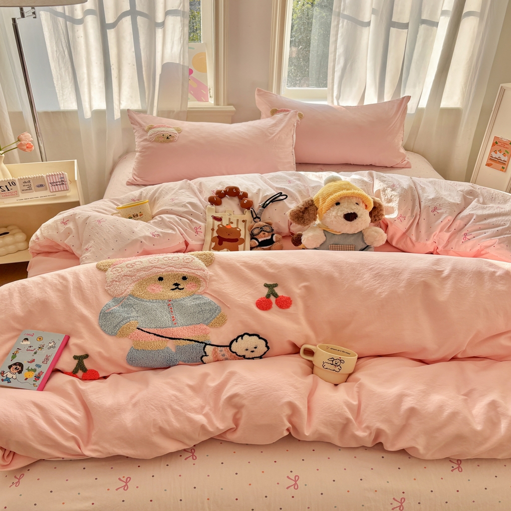 91家纺网 家纺一手货源 找家纺 色鬼布艺高端家居主号 2026新款古法毛巾绣四件套 樱桃小熊-粉